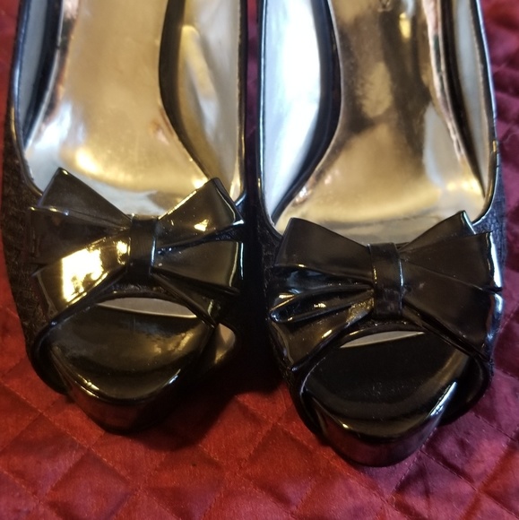 Beautiful black lace/paten heels size 8M - Picture 2 of 4